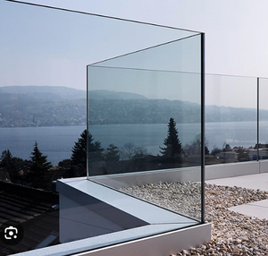 Système de balustrade en verre en forme de U avec panneaux en verre trempé transparent pour <span class=keywords><strong>clôture</strong></span> et protection de balcon de luxe en bord de mer - Product Image 2