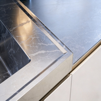 Meubles de cuisine modernes de luxe avec finitions dorées |   Îlot et rangement personnalisables |   Robinet de lavabo blanc brillant avec glissière de tiroir