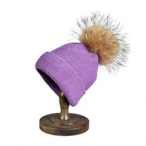 Bonnet unisexe en acrylique rouge avec pompon en fourrure, tricoté à la main, décontracté pour l'hiver, 56-58 cm, adulte - Product Image 2