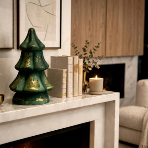 Figura Decorativa de Árbol de Navidad Pintada a Mano en Verde Dorado, Adorno de Resina para Mesa, Decoración del Hogar - Product Image 1