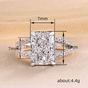 Anello di Fidanzamento Q749 per Donna con Diamante Naturale Taglio Radiant, Stile Classico, Fascia in Oro Bianco 18K - Product Image 4