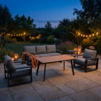 Ensemble de canapés d'extérieur de luxe moderne avec table basse à lattes en PS et coussins gris imperméables pour espace de conversation de villa ou de jardin