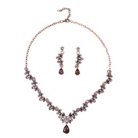 Ensemble de bijoux vintage européens et américains Chaîne de clavicule plaquée or avec collier de pierres précieuses en forme de feuille avec anneau en zircon