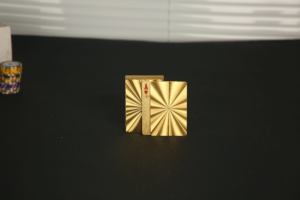 أوراق لعب ذهبية من البولي إيثيلين تيريفثالات بتصميم مشرق داكن رائجة البيع، بطاقات بوكر متينة وأنيقة لجلسات الترفيه والتجمعات - Product Image 5