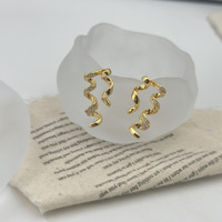 Boucles d'oreilles clous ondulées vintage Gaovo avec zircone cubique pour femme, bijoux de mode minimalistes de luxe en acier inoxydable plaqué or 18 carats, vente en gros