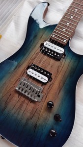 <span class=keywords><strong>Guitarra</strong></span> Eléctrica Profesional con Cuerpo de Caoba, Pastillas de Alta Calidad, Tapa Arqueada y Mástil de Arce Tostado - Product Image 5