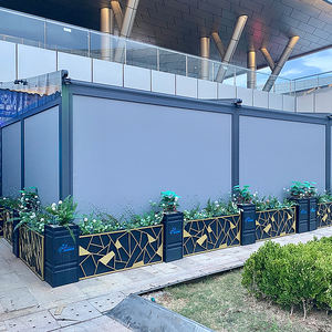 Auvent rétractable motorisé extérieur imperméable avec poteaux de support et stores à enroulement latéraux à fermeture éclair pour terrasse de restaurant - Product Image 1