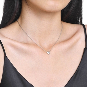 Collier personnalisé avec pendentif en forme de cœur en acier inoxydable plaqué or, avec initiale - Product Image 4