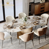 Moderner Luxus-Esstisch aus Sinterstein mit ovaler Marmoroptik und Goldadern, Säulenfuß, 6-Sitzer Esszimmer-Set für Zuhause und Hotel