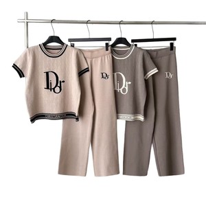Nouvel ensemble décontracté d'été 2026 en jacquard tricoté avec lettres, anti-plis, pull ample à manches courtes et col rond pour <span class=keywords><strong>femme</strong></span>, et <span class=keywords><strong>pantalon</strong></span> large - Product Image 3