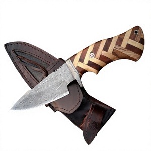 Couteau de camping multifonction léger en acier Damas fait main, lame fixe pleine longueur, bord partiellement dentelé, manche en bois - Product Image 1