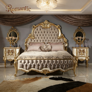 Elegante Cama Queen Size Clásica Europea con Cabecera Doble Acolchada en Terciopelo Beige y Detalles en Dorado, Juego de Dormitorio de Madera Sólida para Mansiones - Product Image 2