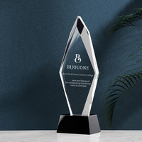 Trophée de monument de trophée de pilier de cristal clair de conception simple avec le logo de gravure au laser de Base de cristal noir personnalisé