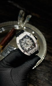 Orologio Meccanico Personalizzato Premium con Diamanti Moissanite VVS, Fibra di Carbonio, Riserva di Carica e Cinturino in Gomma - Product Image 2