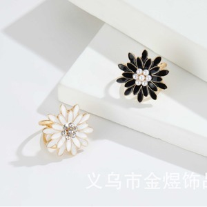 Hebilla para Bufanda Daisy, Diseño de Flor con Perlas y Diamantes de Imitación, Versión Blanca y Negra, Origen Jinhua - Product Image 1
