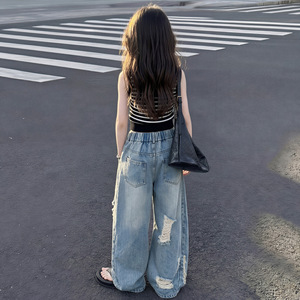 Conjunto de Ropa para Niña, Verano 2026, Top de Tirantes a Rayas Blancas y Negras + Jeans Anchos Desgastados, Traje de 2 Piezas - Product Image 2