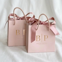 Bolsa de Regalo de Papel Rosa Premium con Logotipo en Lámina Dorada, Lazo de Cinta de Satén y Asa de Cuerda Dorada para Joyería, Cosméticos y Compras