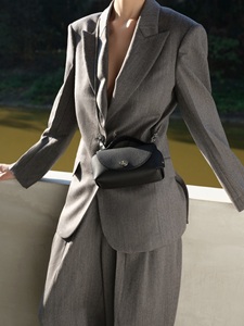 Sac à bandoulière en cuir de vachette premium avec petite rabat et chaîne, design intemporel, pour les sorties du <span class=keywords><strong>week</strong></span>-<span class=keywords><strong>end</strong></span> et les trajets sécurisés en Europe, vente en gros - Product Image 5