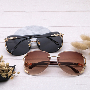 Nuevas <span class=keywords><strong>Gafas</strong></span> <span class=keywords><strong>de</strong></span> <span class=keywords><strong>Sol</strong></span> <span class=keywords><strong>de</strong></span> Lujo Sin Montura para Mujer, con Diseño <span class=keywords><strong>de</strong></span> Cabeza <span class=keywords><strong>de</strong></span> Zorro Metálica, Protección UV para Exteriores, Lentes <span class=keywords><strong>de</strong></span> Espejo con Diseño Oceánico - Product Image 4