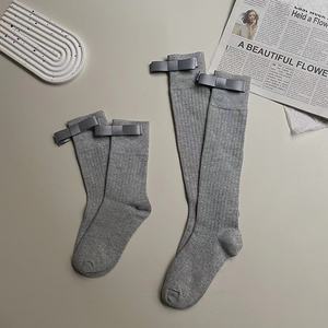 Chaussettes à poils mi-mollet de style japonais pour femmes, rayures verticales grises, chaussettes à mollet fines avec nœud polyvalent avec logo ODM sur la <span class=keywords><strong>manchette</strong></span> - Product Image 6