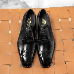 Zapatos de cuero de alta gama para hombre con punta cuadrada y diseño grabado - Zapatos Oxford formales de negocios para hombre - Product Image 3