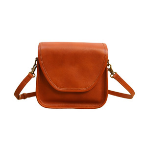 Sac bandoulière en cuir de vachette fait main, forme ovale, type couvercle, sac messager pour femme, marron, écologique, été 2024 - Product Image 5