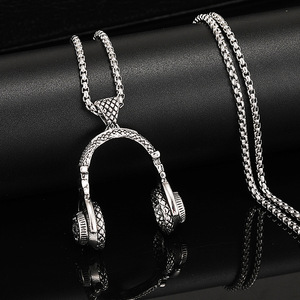 Collier pendentif casque audio inspiré de la musique rock, très populaire, pour le commerce transfrontalier Europe-Amérique ; Chaîne longue unisexe style hip-hop pour pull - Product Image 1