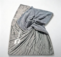 Couverture à capuche en flanelle épaisse et sherpa, motif personnalisable, idéale pour regarder la télévision ou comme pyjama.