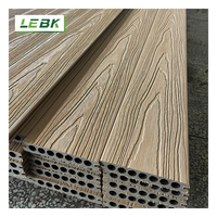 Planche de terrasse en composite WPC brossé co-extrudé imperméable avec installation par emboîtement, style européen moderne, terrasse extérieure