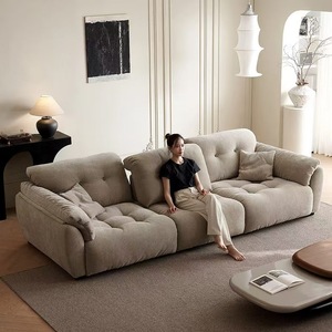 Canapé moderne en tissu trois places avec dossier capitonné et accoudoirs roulés pour salon - Product Image 1