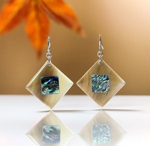 Boucles d'oreilles artisanales en corne de buffle polie, bijoux de mode bio, fabriquées au Vietnam par Minh Giang Craft - Product Image 1