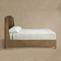 Lit plateforme moderne et simple en bois massif rembourré pour chambre à coucher ou hôtel, avec tête de lit en tissu doux et finition bois naturel