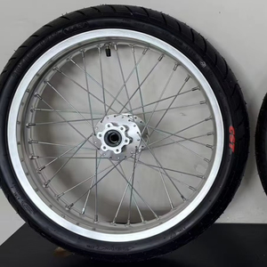 Kit Ruote Supermoto Surron Light Bee X 17" LBX per <span class=keywords><strong>E</strong></span>-bike Elettrica ad Alte Prestazioni, Cromato Argento, Pneumatici Stradali 70/90-17 90/80-17 - Product Image 1