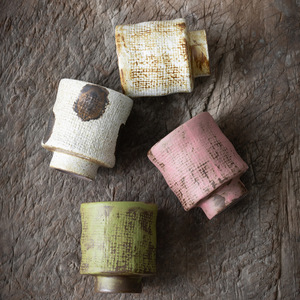 Tasse à café japonaise en grès à pied haut, style Wabi-sabi, faite à la main, en céramique vintage, pour café et usage domestique, avec anse, compatible micro-ondes - Product Image 4