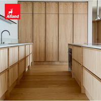 Armoire de cuisine en chêne blanc massif avec porte de garde-manger escamotable, style scandinave, nordique et Japandi, placage en bois véritable Alland Wabisabi