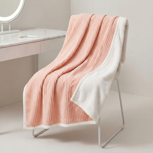 Manta de Franela Acanalada de la Colección de Hoteles de Lujo |   Térmico Grueso y Cálido de 350GSM |   Logotipo Personalizado OEM |   Proveedor de Ropa de Cama al por Mayor - Product Image 1