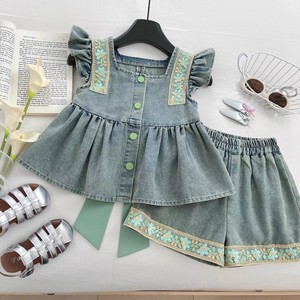 Completo Estivo 2025 per Bambine: Top in Denim con Maniche a Volant e Shorts in Denim - Prezzo all'Ingrosso Vantaggioso - Product Image 1
