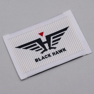 Etiqueta de tela tejida con brocado de alta densidad personalizable Etiqueta de ropa lateral de cuello elegante de doble cara para prendas de alta gama - Product Image 4