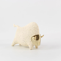Figurine de taureau en résine ODM, art abstrait, avec cornes dorées, pour la décoration de bureau, de maison ou d'hôtel