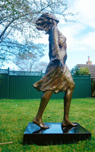 Tượng nữ bằng đồng đứng ngoài trời, kích thước thật, phong cách hiện đại truyền thống, được tùy chỉnh - Product Image 3