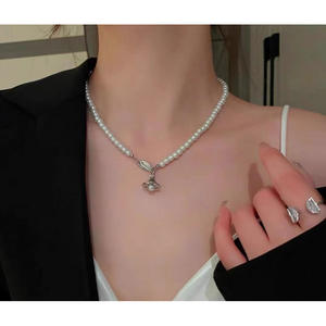 Cadena de Clavícula Francesa de Alta Gama con Perlas Falsas de Saturno 3D en Esmalte Vivienne de Alta Calidad para Mujer - Product Image 4