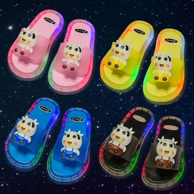 2024 Hochwertige verkaufende Kinderhausschuhe Sommerkleidung leuchtende Cartoon-Kinder niedliche Baby-Mode coole Familienschuhe