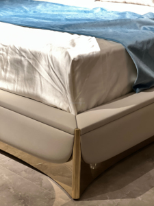Lit double moderne de luxe léger, inspiré de l'italie, avec tête de lit en cuir PU, mobilier de chambre pour villa - Product Image 4