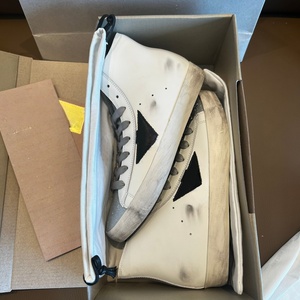Chaussures de skate blanches antidérapantes de créateur, confortables et de haute qualité, style décontracté tendance, couleur dorée vieillie - Product Image 3