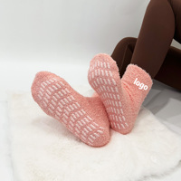 Vente en gros de chaussettes de couchage confortables en molleton corail pour femmes manchette pliée standard chaude et respirante en peluche floue