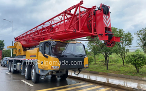 Grue mobile sur camion haute performance STC800C5-8, capacité de levage de 80 tonnes, avec moteur et boîte de vitesses intégrés, pour les infrastructures urbaines - Product Image 4