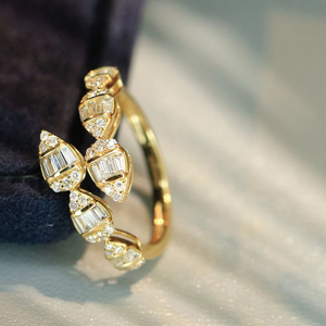 แหวนทองคำ 18K ซินฟลาย ประดับเพชรธรรมชาติ 0.53 กะรัต ทรงหยดน้ำแบบเปิดประดับเพชรทรงบาแกตต์และทรงกลม - Product Image 1