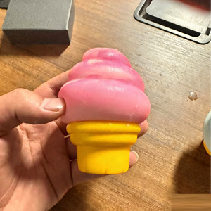 Nouveau jouet anti-stress souple et coloré en forme de gâteau de crème glacée, à remontée lente, parfumé, pour téléphone, cadeau de Noël pour enfant - Product Image 4