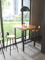 Table de bar industrielle en bois massif avec dossier et tabourets de bar, structure en métal noir, comptoir haut pour café, bar, pub, restaurant