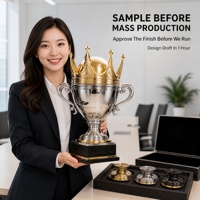 Trophée personnalisé en or, argent et noir, coupe couronne, récompense métallique sur mesure, base carrée à double poignée, trophées directement de l'usine OEM ODM